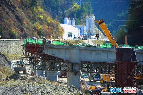 在米亚罗镇桥梁架设工地上，建设者正在施工。