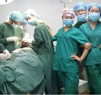 医生手术台自拍照备受争议，副院长等3人被免职，咋看？