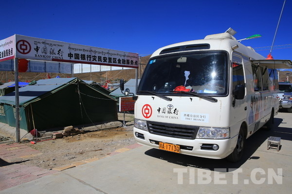 “流动银行车”为灾区民众办理金融业务提供了很大便利。