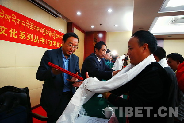 嘉宾为参加编纂《藏北民间文化系列丛书》的专家颁发荣誉证书并献哈达