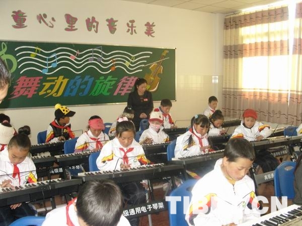 舞动的校园弦乐（中共色达县委  色达县人民政府供图）