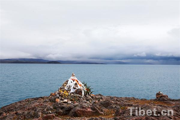 纳木错湖畔的经幡和玛尼石堆